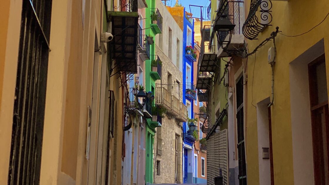 スペインの南東部アリカンテのビリャホヨサの街並み