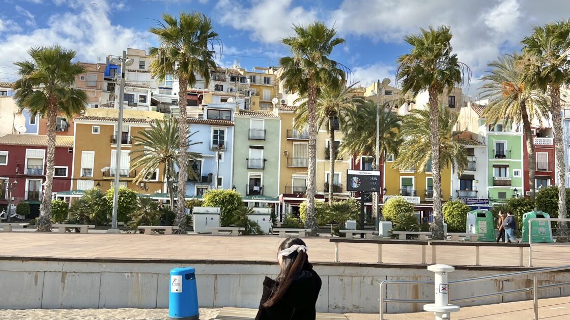 スペインの南東部アリカンテのビリャホヨサの街並みとはるカタルーニャ