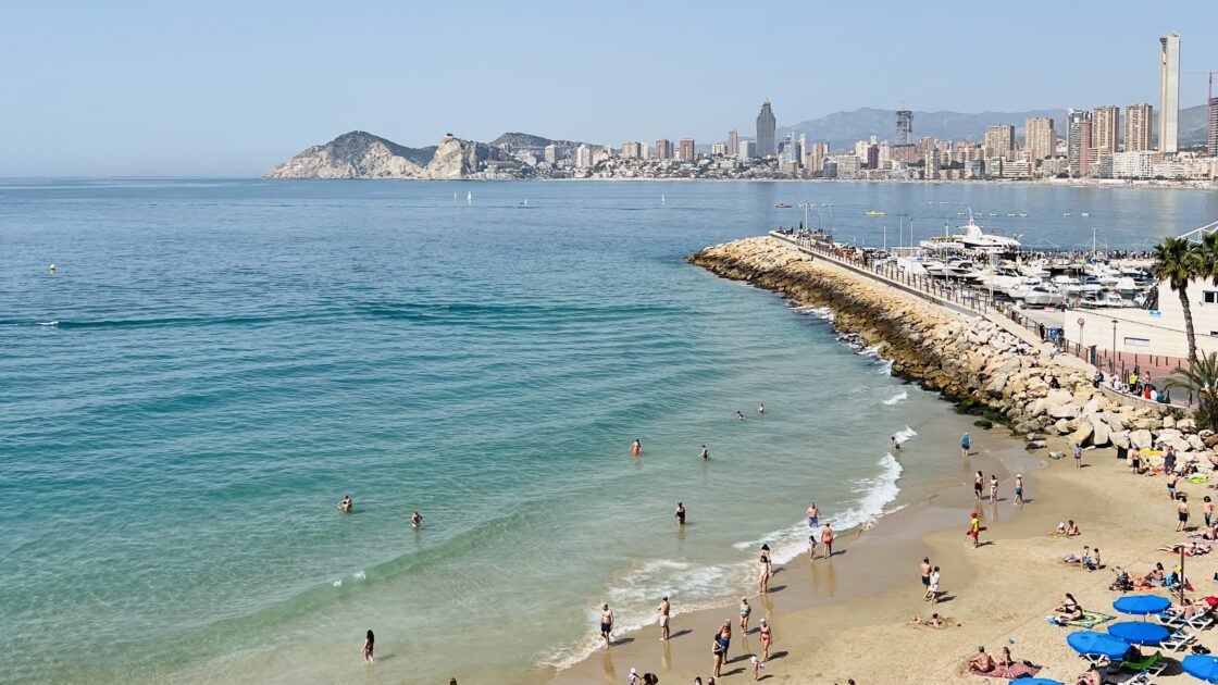 スペイン南東部アリカンテのリゾート地ベニドルムの街並みと海