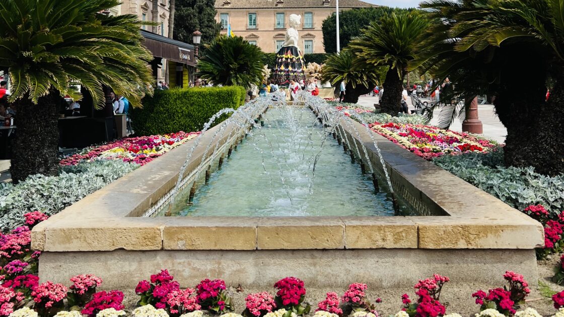 スペインのムルシアの花畑と噴水