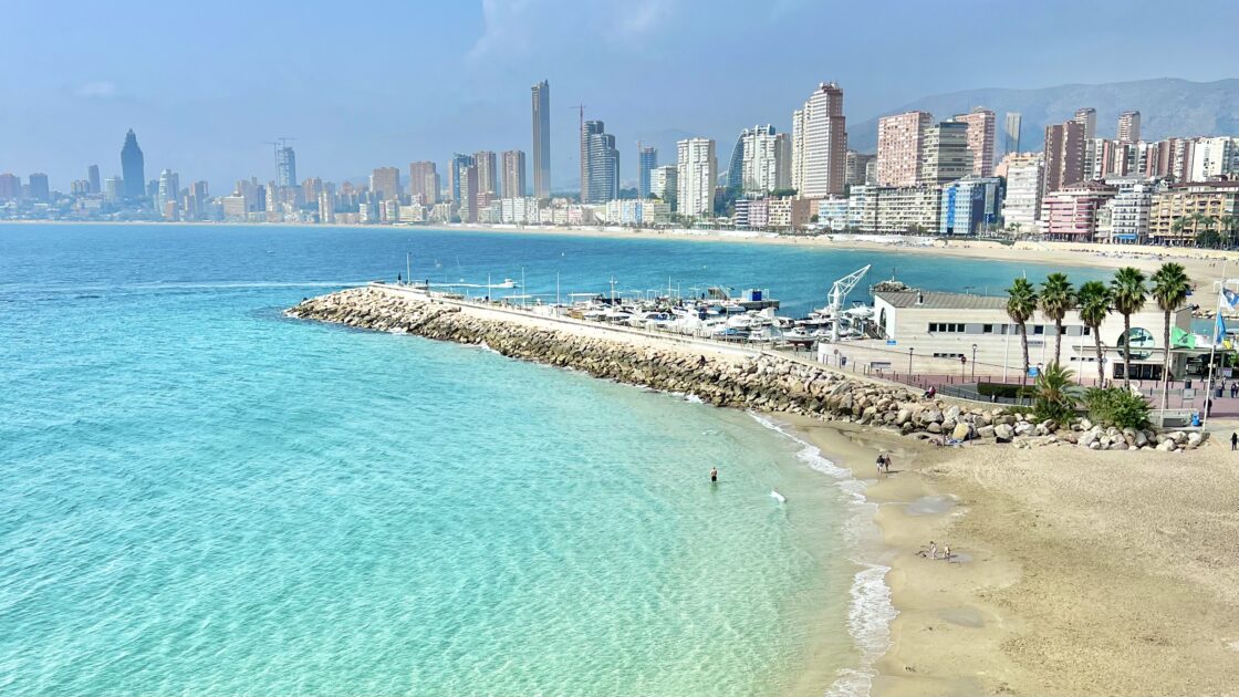 スペイン南東部アリカンテのリゾート地ベニドルムの街並みと海