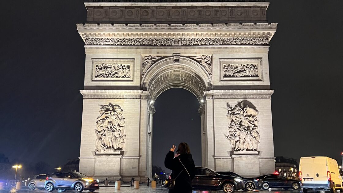 フランスの首都パリの凱旋門とはるカタルーニャ