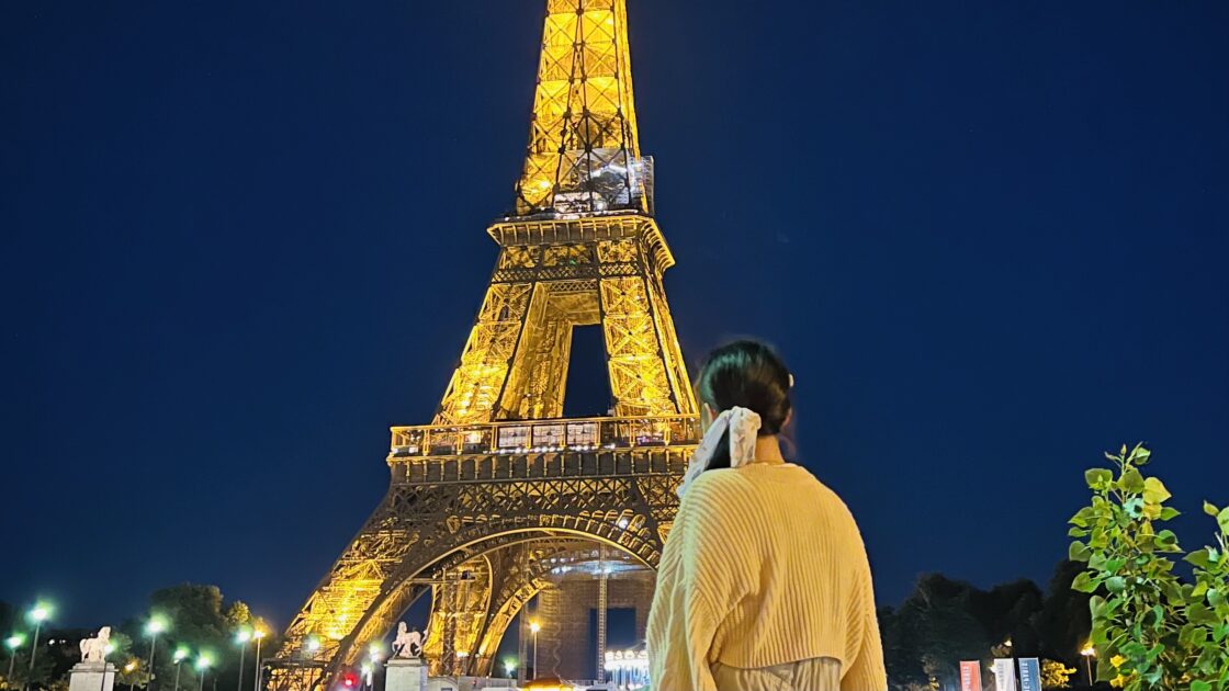 フランスの首都パリのエッフェル塔とはるカタルーニャ