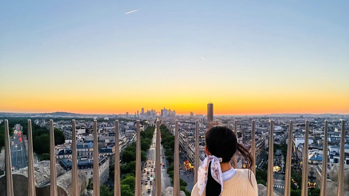 フランスの首都パリの凱旋門の上から見た夕焼けとはるカタルーニャ