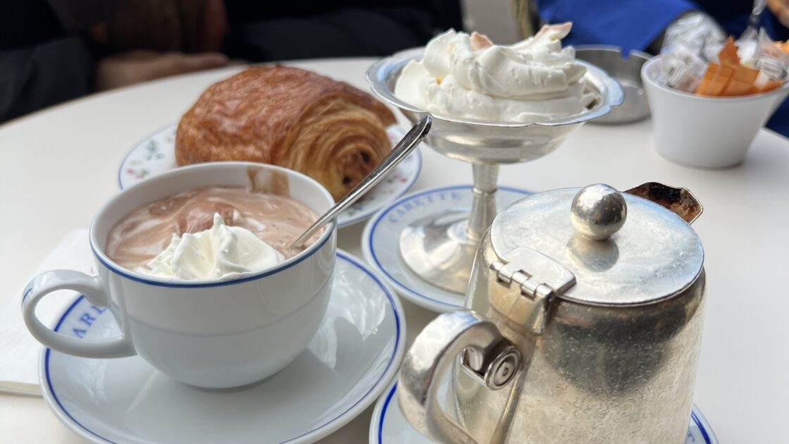 フランスの首都パリのカフェとクロワッサン