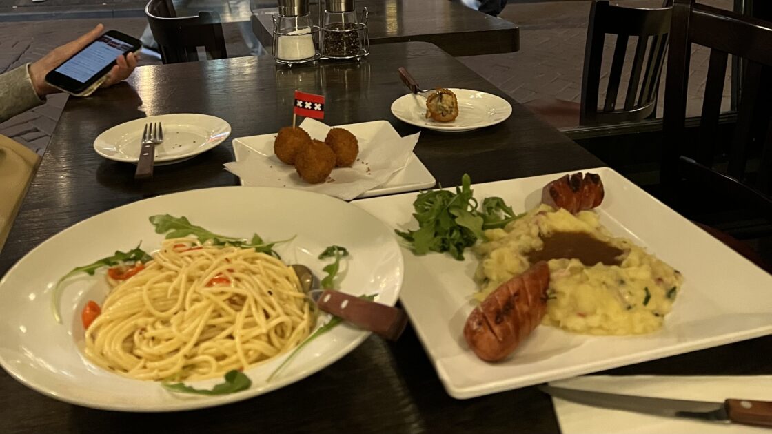 オランダの首都アムステルダムの街並みと伝統料理