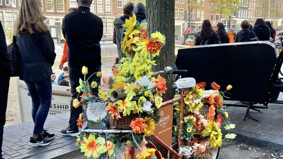 オランダの首都アムステルダムの街並みと花飾りの自転車