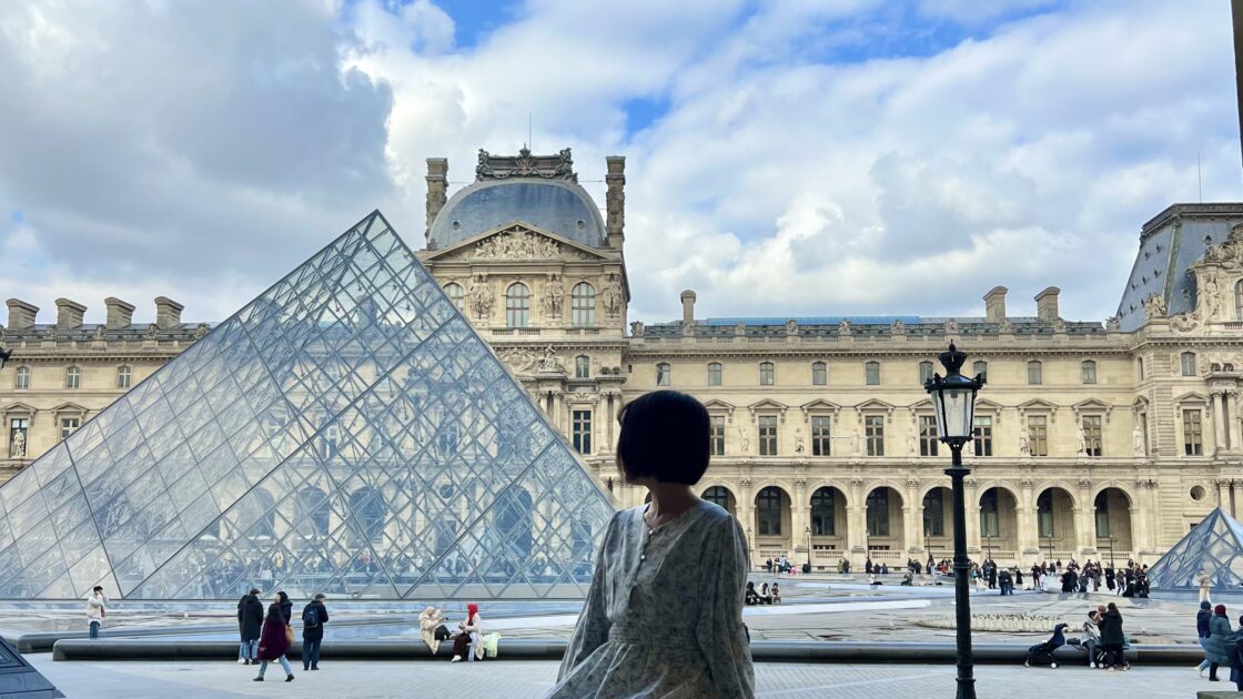 フランスの首都パリのルーブル美術館とはるカタルーニャ