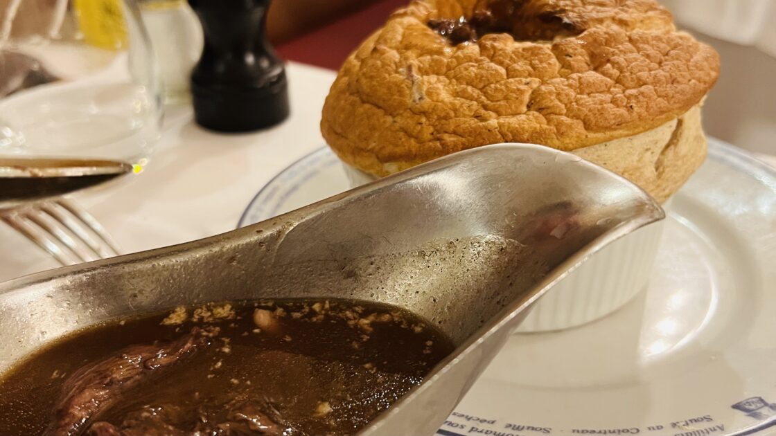 フランスの首都パリのレストランで食べたスフレとビーフシチュー