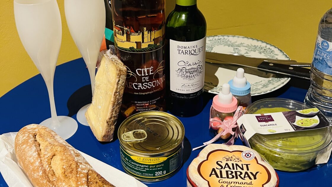 フランス南部のナルボンヌのお土産とワインとチーズ