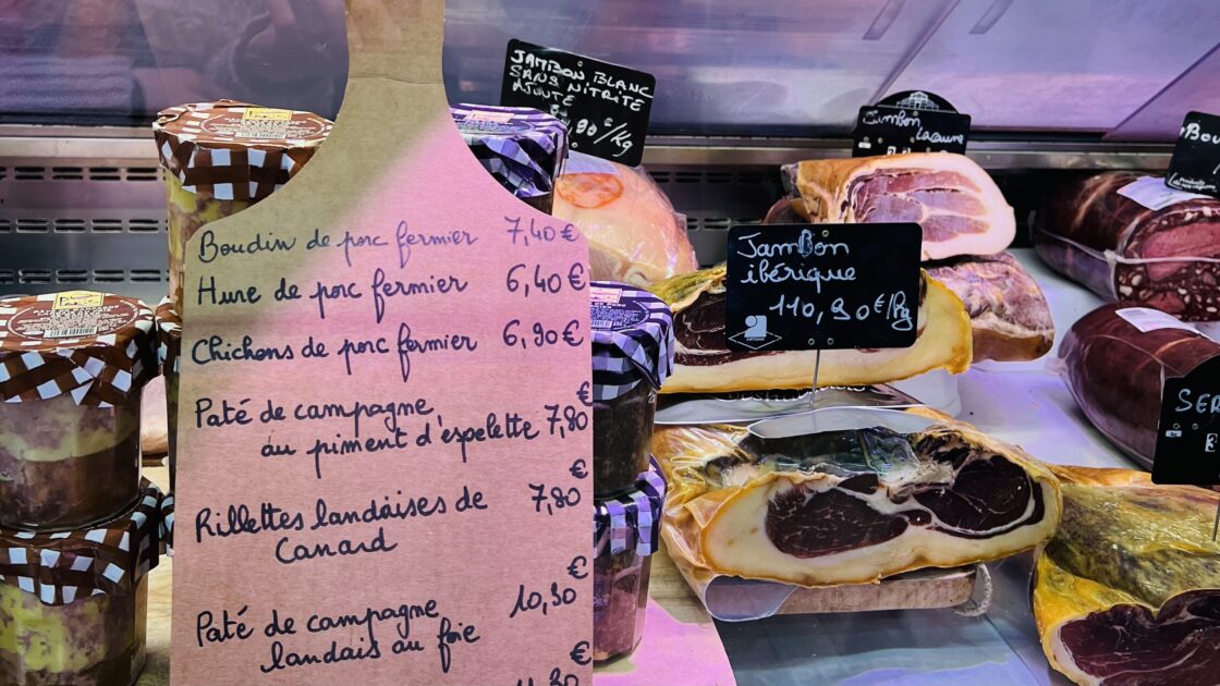 フランス南部のナルボンヌの市場、マルシェの生ハム