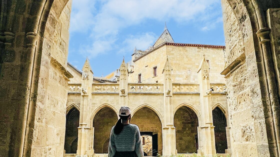フランス南部のナルボンヌの大聖堂とはるカタルーニャ