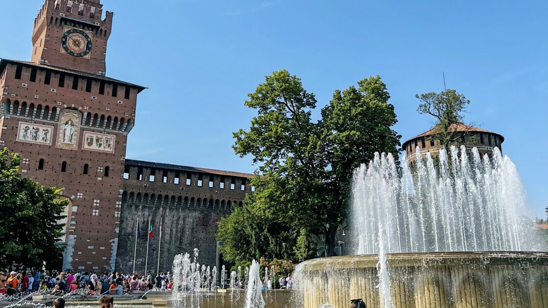 イタリアのファッションの街ミラノの街並みと噴水
