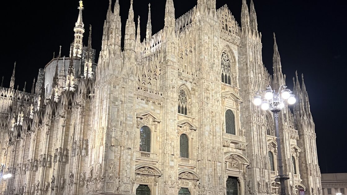 イタリアのファッションの街ミラノのミラノ大聖堂とライトアップ