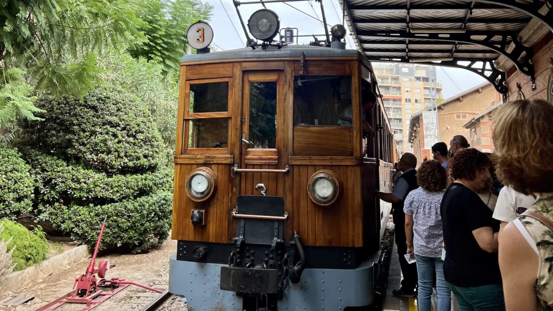 スペインのマヨルカ島の世界最古の木造列車ソレール鉄道