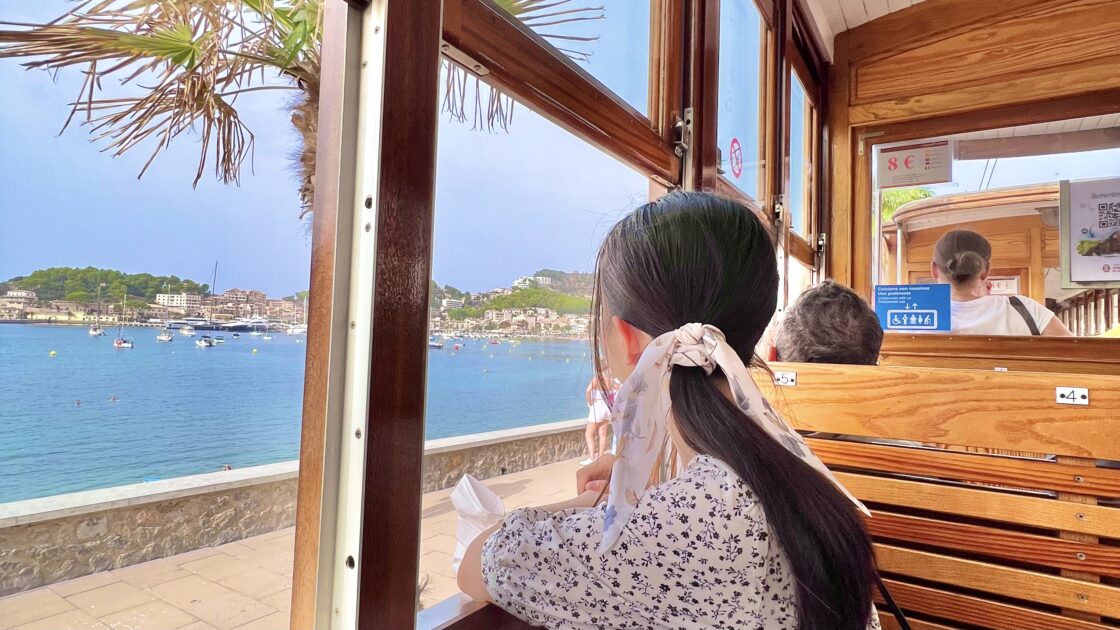 スペインのマヨルカ島の祖レール鉄道から見た海とはるカタルーニャ