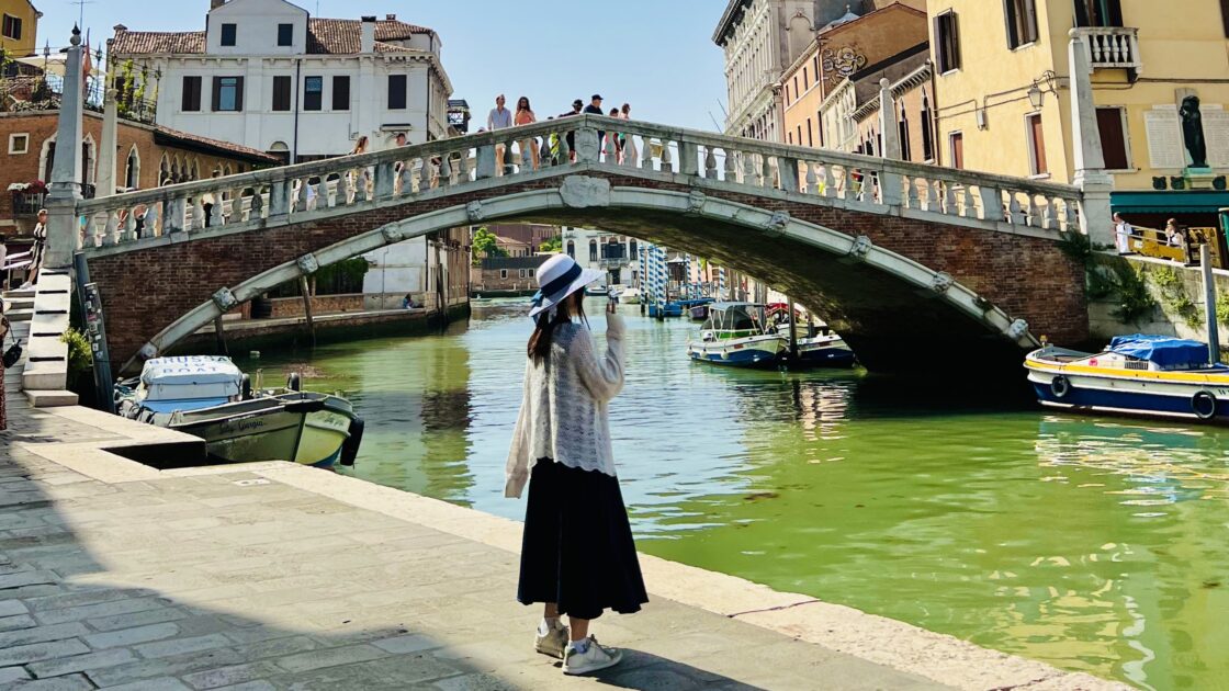 イタリアにある水の都ヴェネチアでのはるカタルーニャと橋の写真