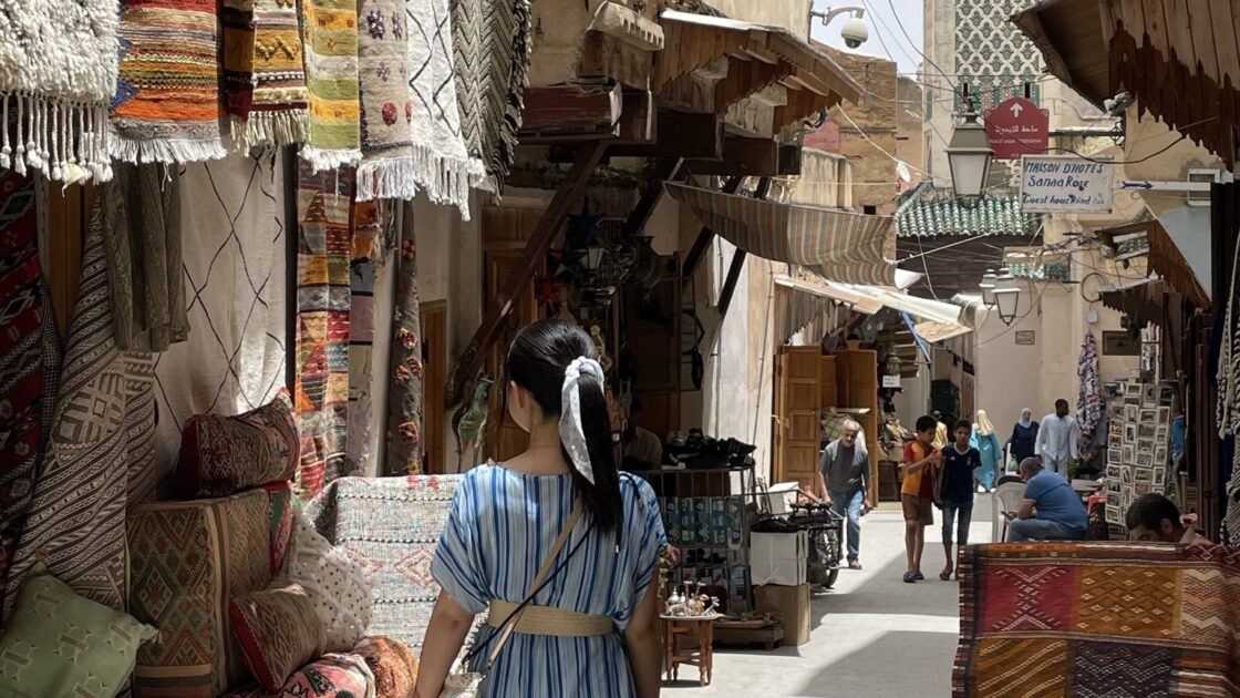 モロッコの染め物の街フェズの旧市街とはるカタルーニャ