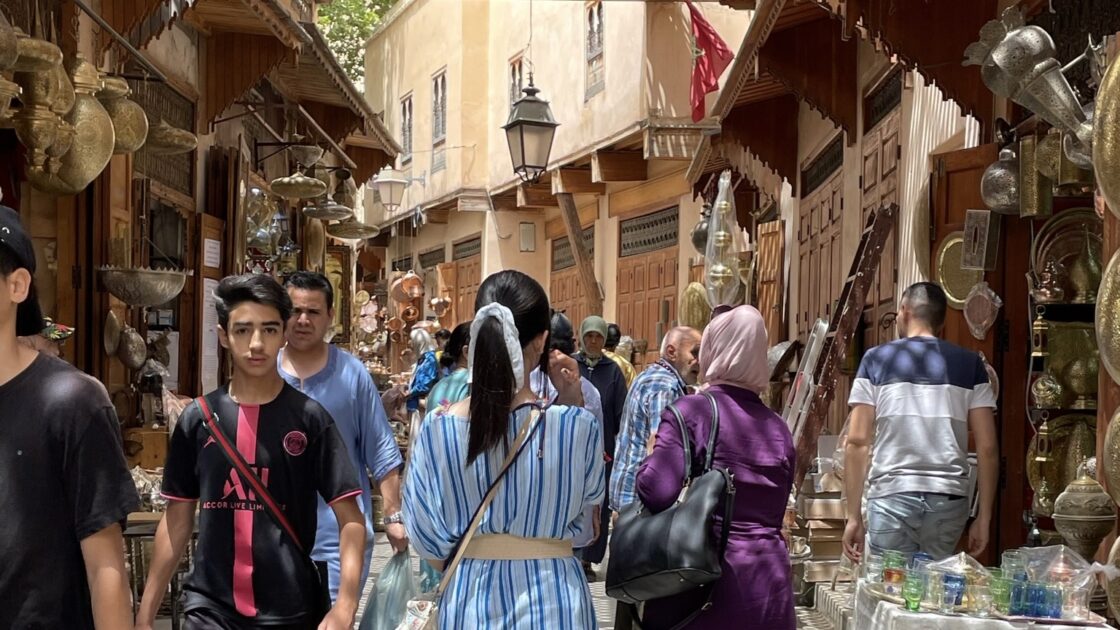モロッコの染め物の街フェズの旧市街とはるカタルーニャ