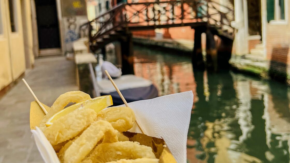 イタリアにある水の都ヴェネチアでの橋と揚げ物