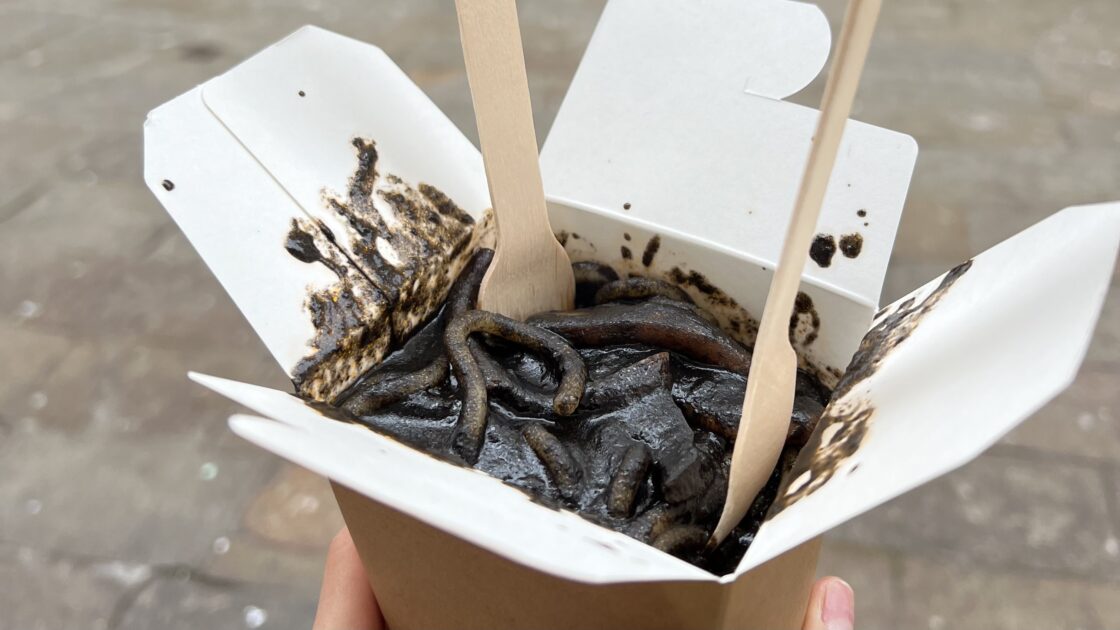 イタリアにある水の都ヴェネチアでのイカ墨のパスタの写真