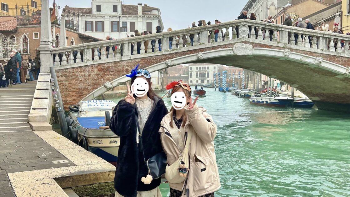 イタリアにある水の都ヴェネチアでの橋の写真