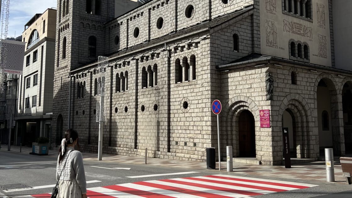 アンドラ公国の首都アンドラ・ラ・ベリャの街並みとはるカタルーニャ