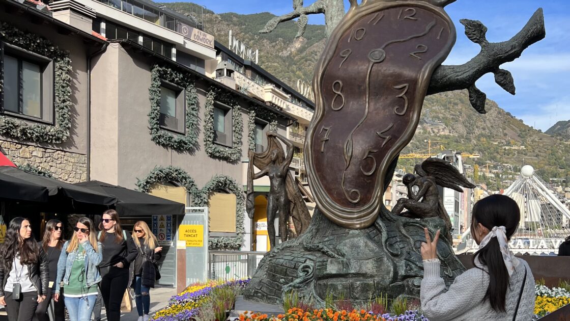 アンドラ公国の首都アンドラ・ラ・ベリャの街並みとはるカタルーニャ