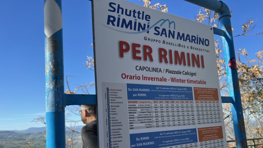 イタリアのリミニのバスの時刻表の写真
