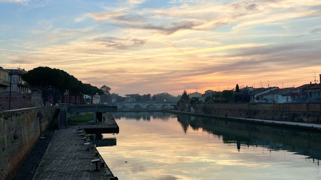 イタリアのリミニの橋と夕焼け