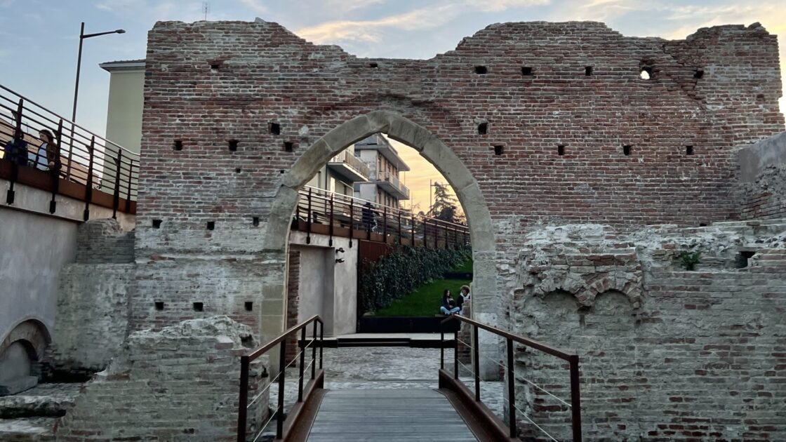 イタリアのリミニの橋と夕焼けと門