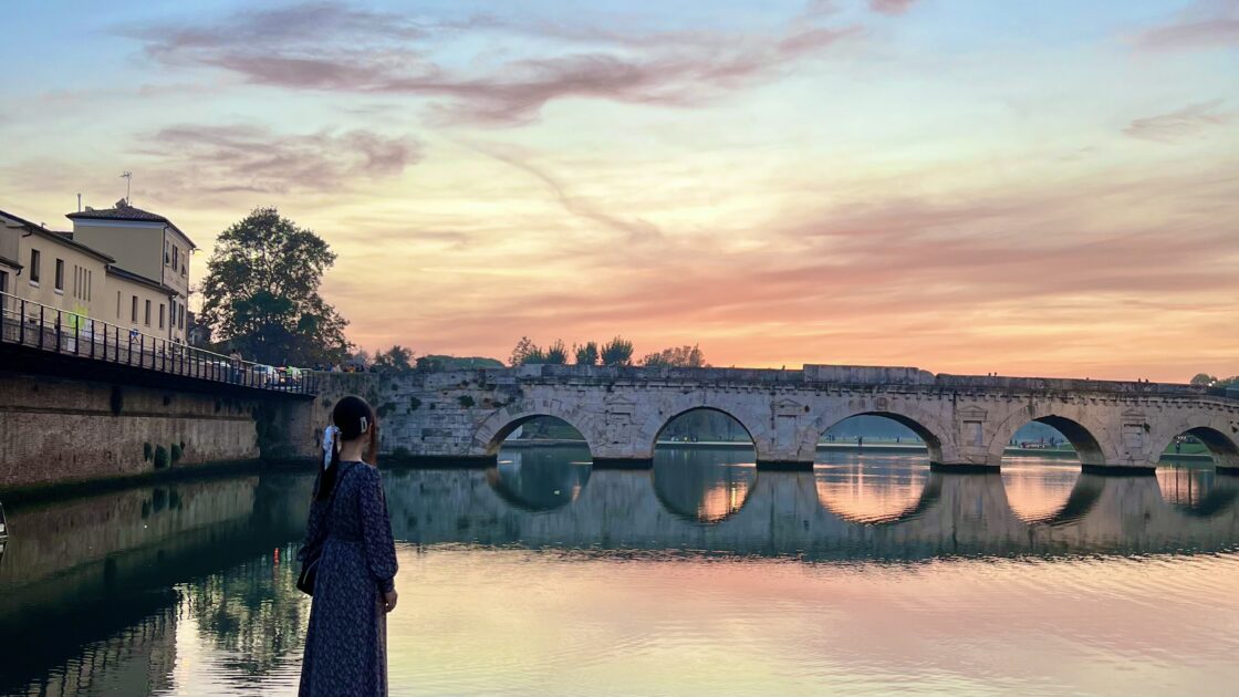 イタリアのリミニの橋と夕焼けとはるカタルーニャ