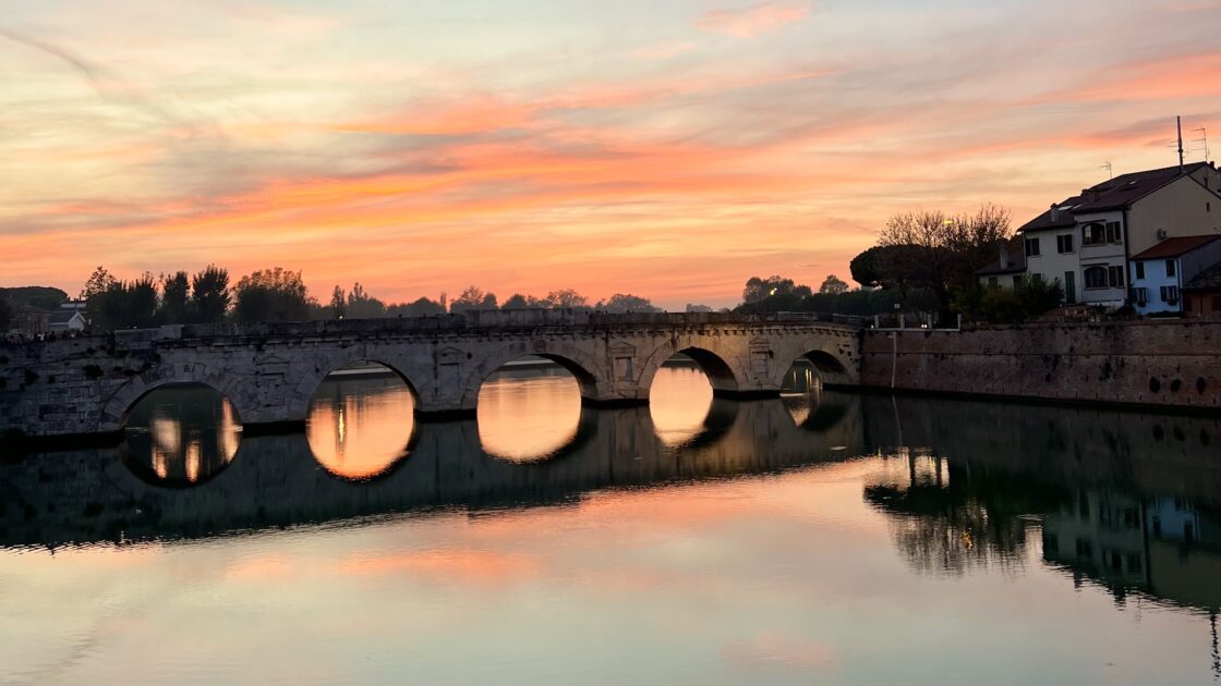 イタリアのリミニの橋と夕焼け