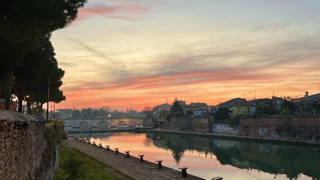 イタリアのリミニの橋と夕焼け