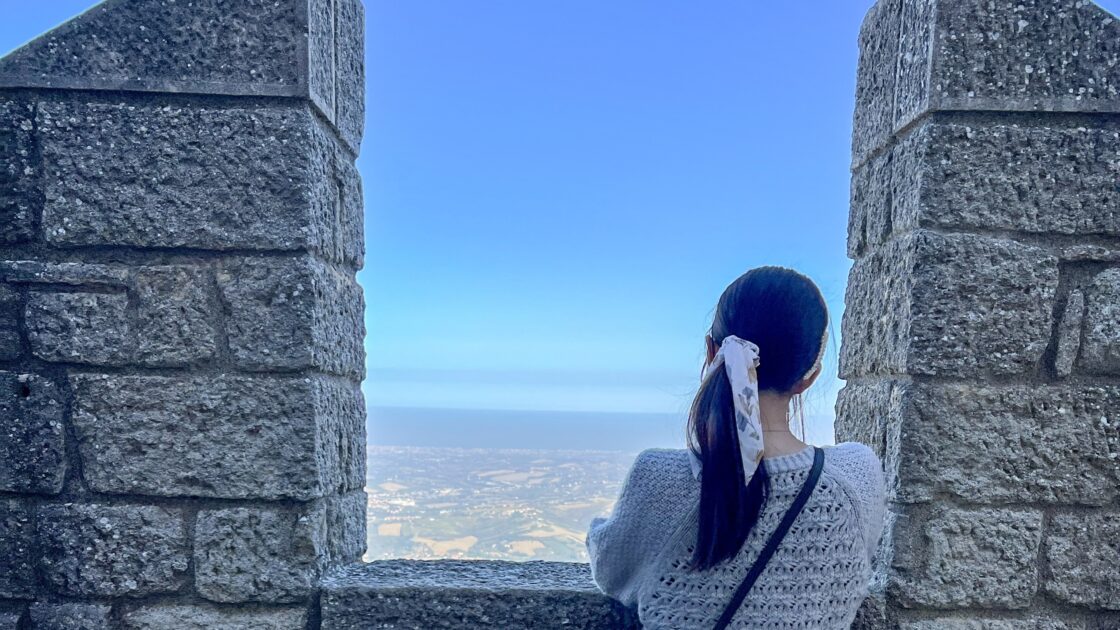 世界最古の共和国サンマリノの高台からの景色とはるカタルーニャ