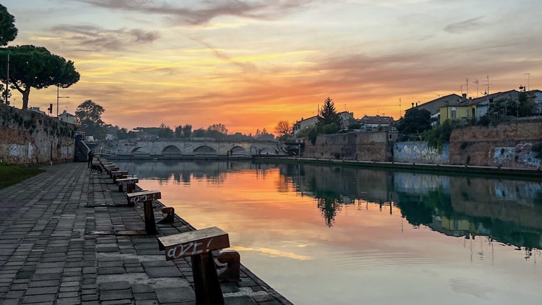 イタリアのリミニの橋と夕焼け