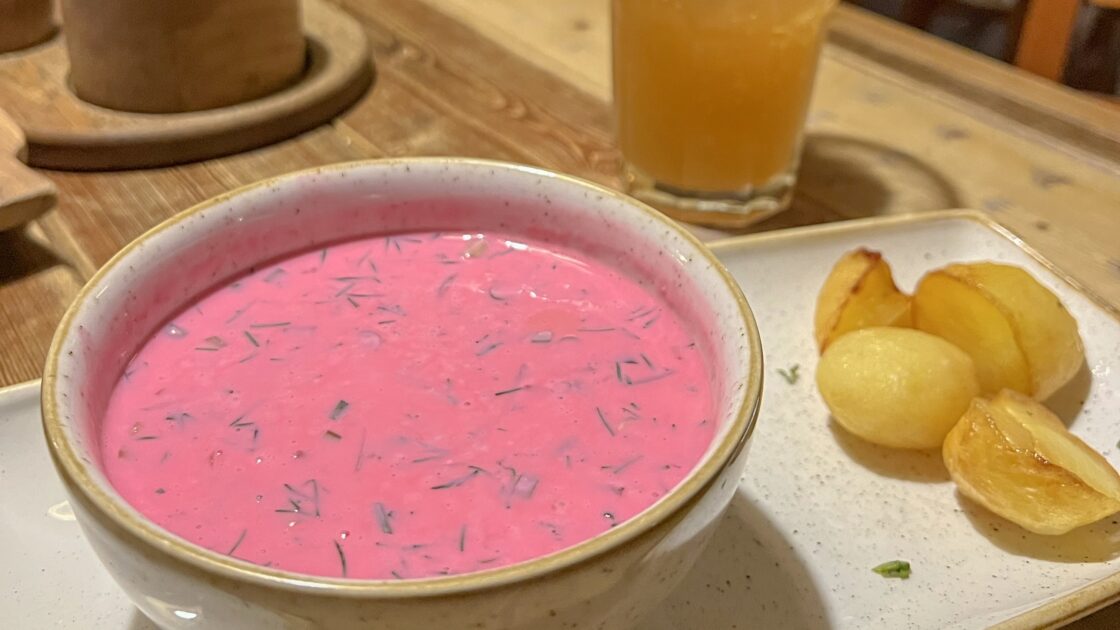 エストニアの首都ビリニュスで食べた赤蕪のスープ