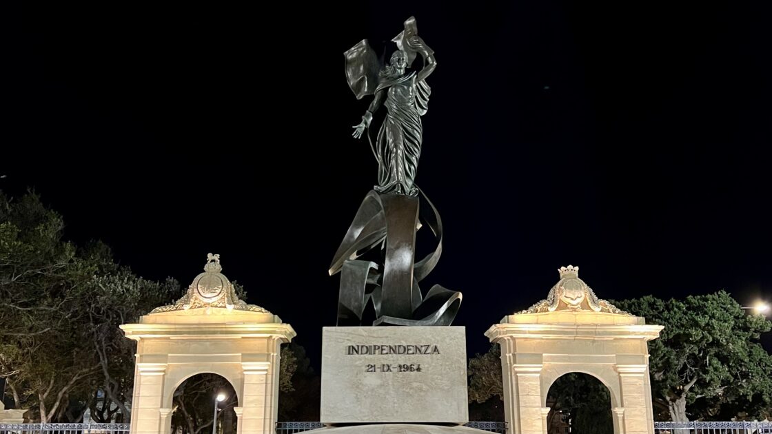 マルタ共和国の首都バレッタのフロリアーナの銅像