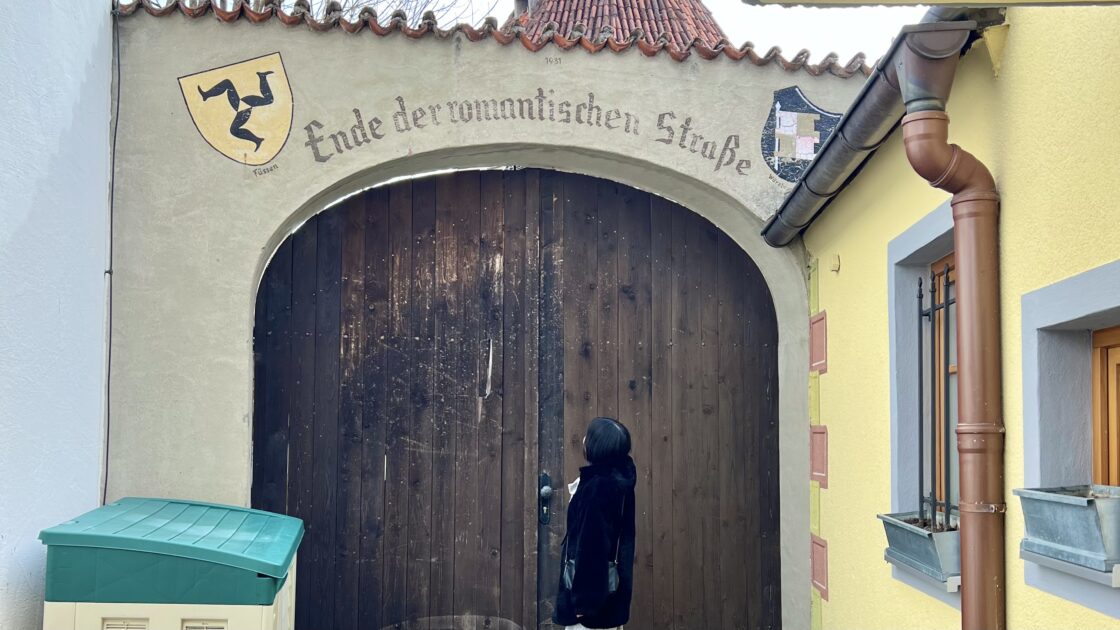 ドイツ南部のノイシュバンシュタイン城の入り口の街フュッセンのロマンチック街道最終地点とはるカタルーニャ