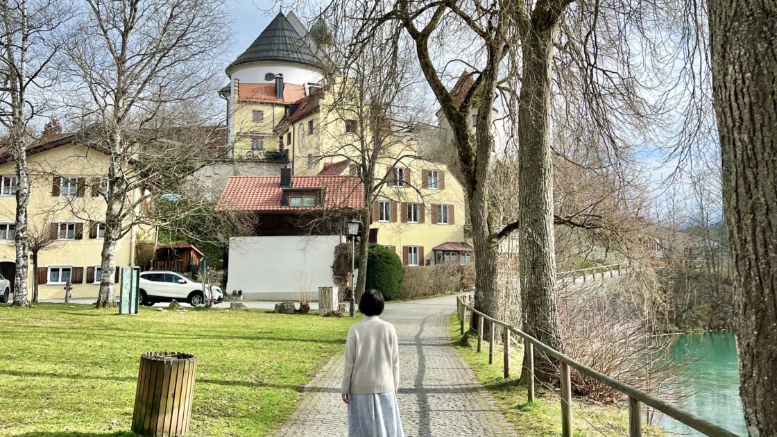 ドイツ南部のノイシュバンシュタイン城の入り口の街フュッセンの美しい景色とはるカタルーニャ