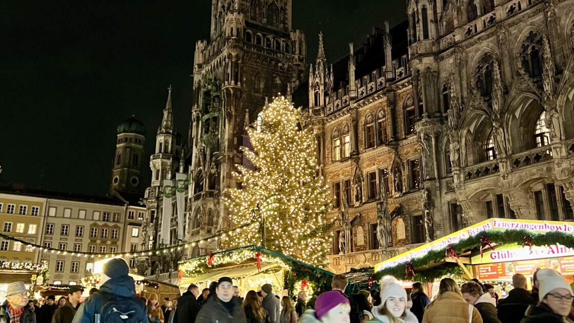 ドイツの南部バイエルン地方に位置するミュンヘンの街並みとクリスマスマーケット
