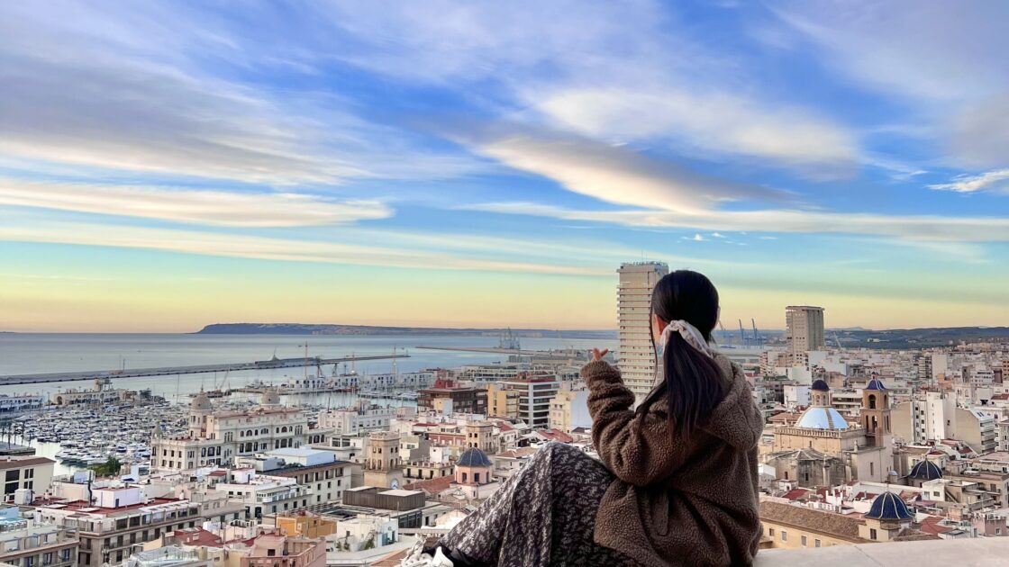 スペインの地方都市アリカンテのサンタバルバラ城からの景色