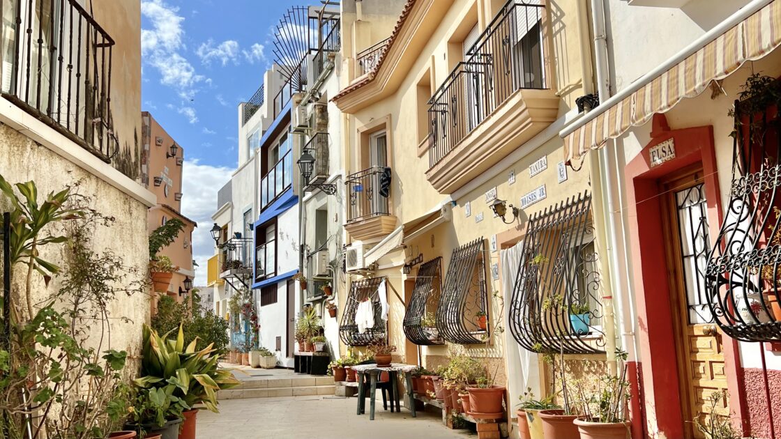 スペインの地方都市アリカンテのサンタバルバラ城付近の旧市街