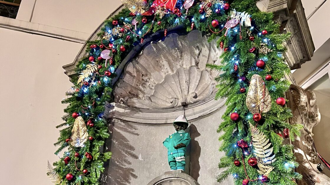 ベルギーの首都ブリュッセルの光と音のクリスマスマーケットと小便小僧