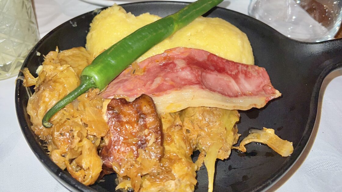 ルーマニアの首都ブカレストの伝統料理