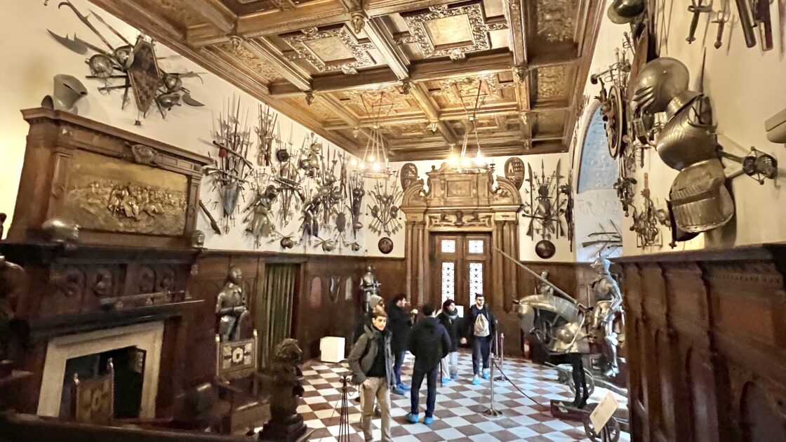 ルーマニア、ブラショフ近郊のペレス城の中の武器庫