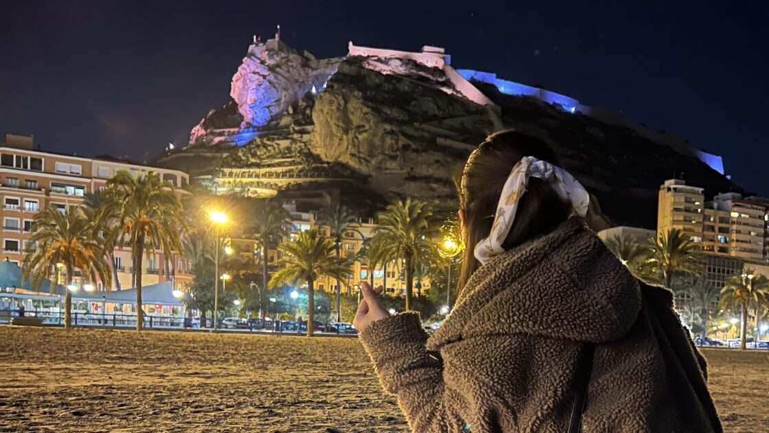 スペインの地方都市アリカンテのサンタバルバラ城の夜景