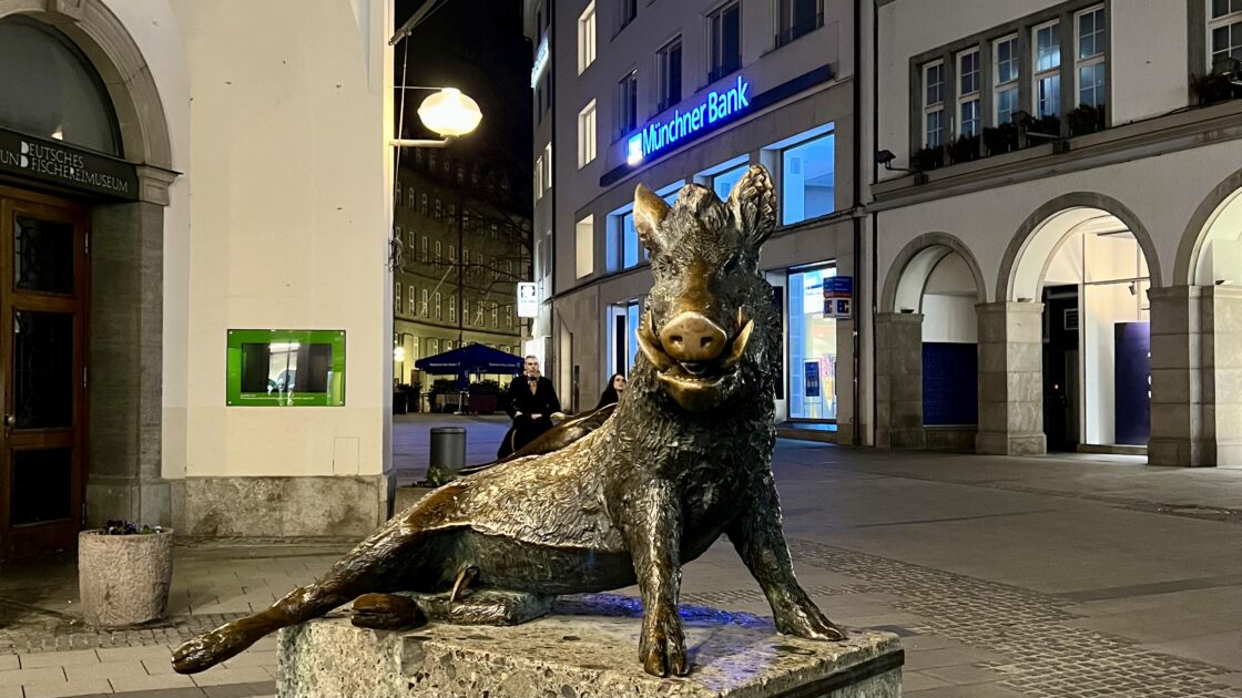 ドイツの南部バイエルン地方に位置するミュンヘンの街並みと猪の像