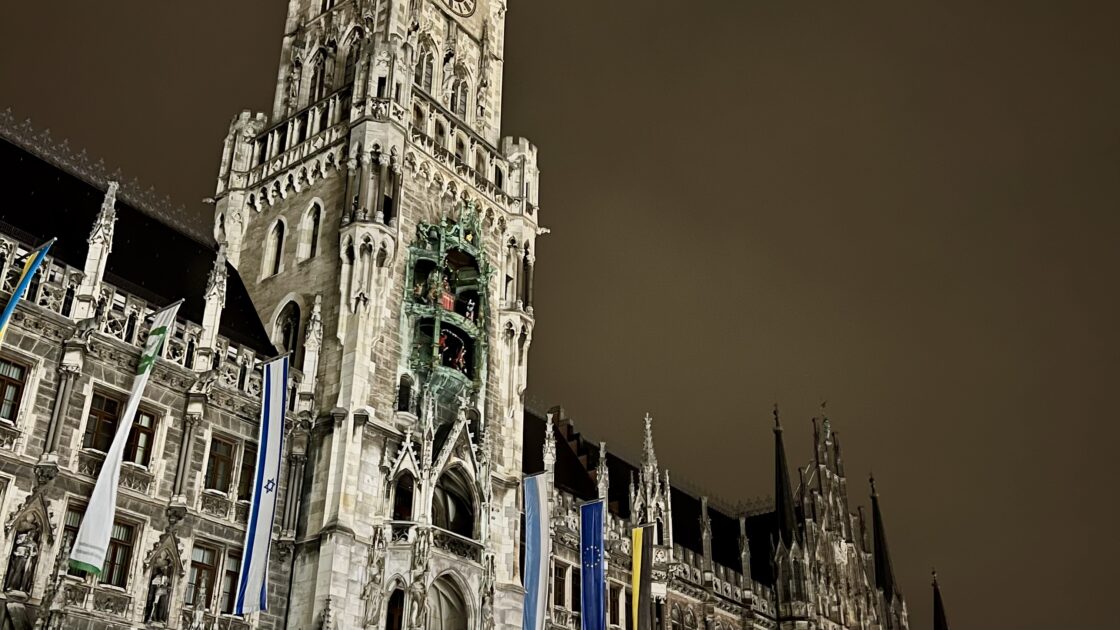 ドイツの南部バイエルン地方に位置するミュンヘンの街並みと新庁舎