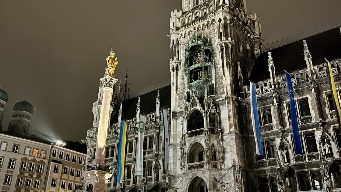 ドイツの南部バイエルン地方に位置するミュンヘンの街並みと新庁舎